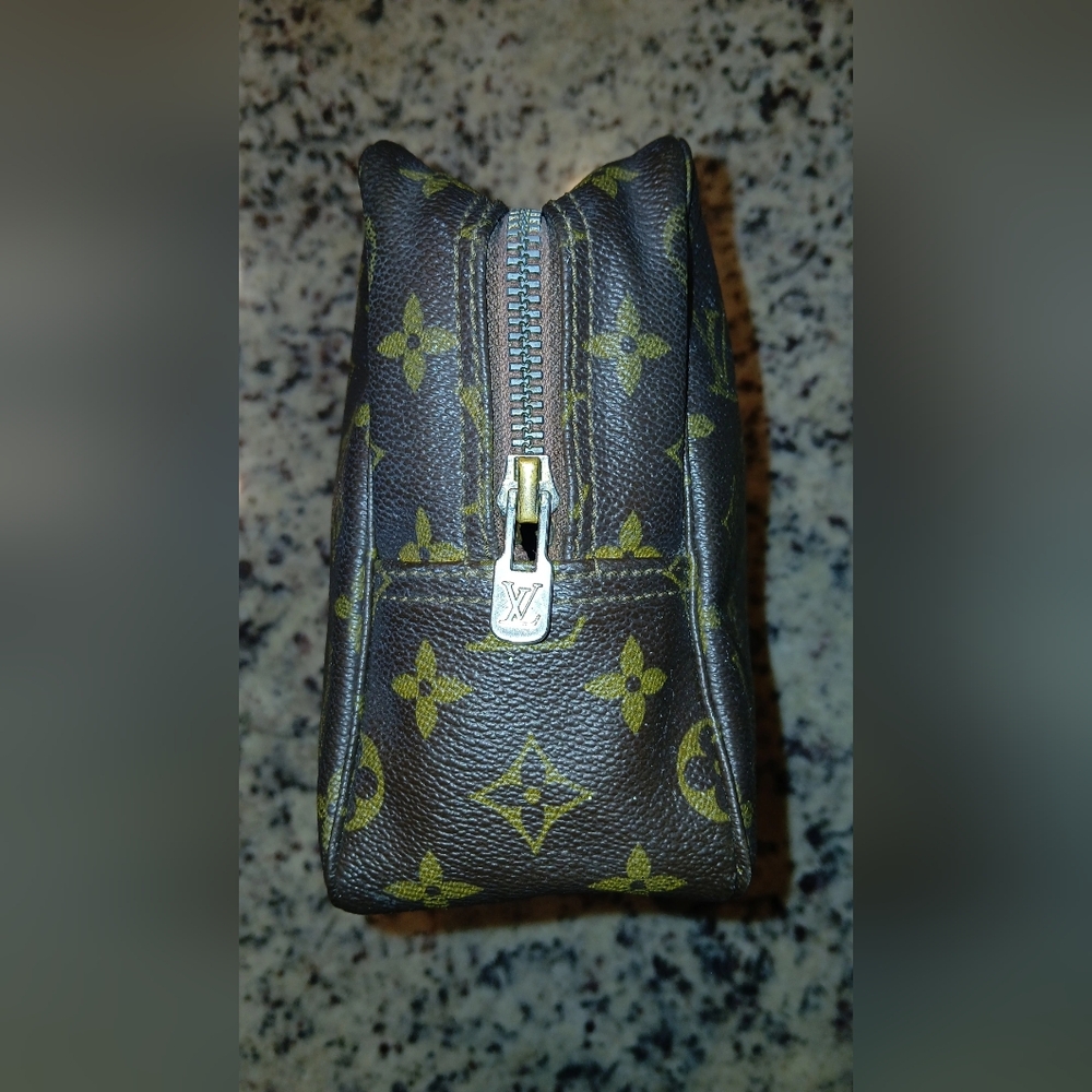 LOUIS VUITTON VINTAGE MAKEUP BAG - Picture 7 of 13